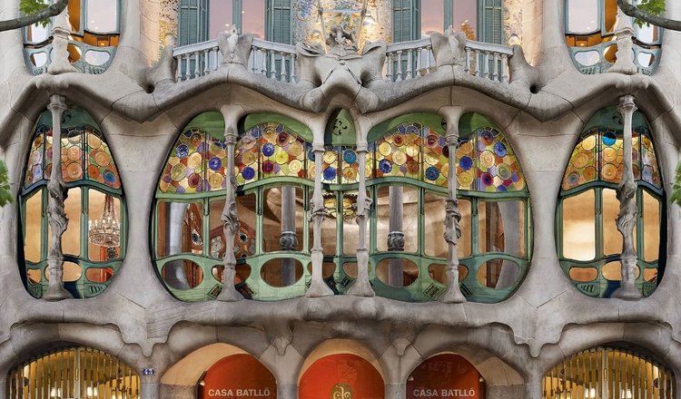 Сказочный домик конфетной страны или гениальное творение Гауди