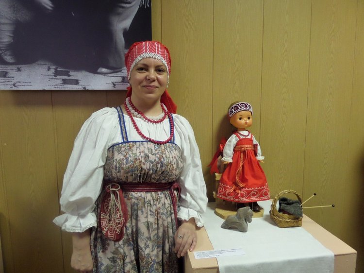 "Девки, жонки и кукольные наряжонки"