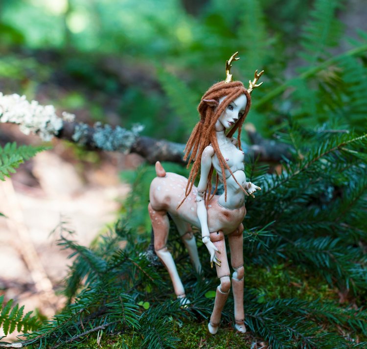 Фарфоровая шарнирная оленедевочка Торн