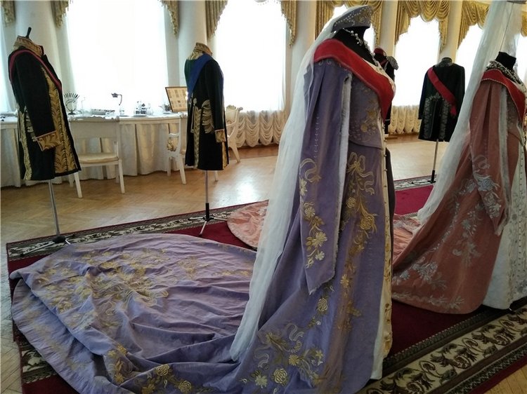 Выставка костюмов к фильму " Матильда"