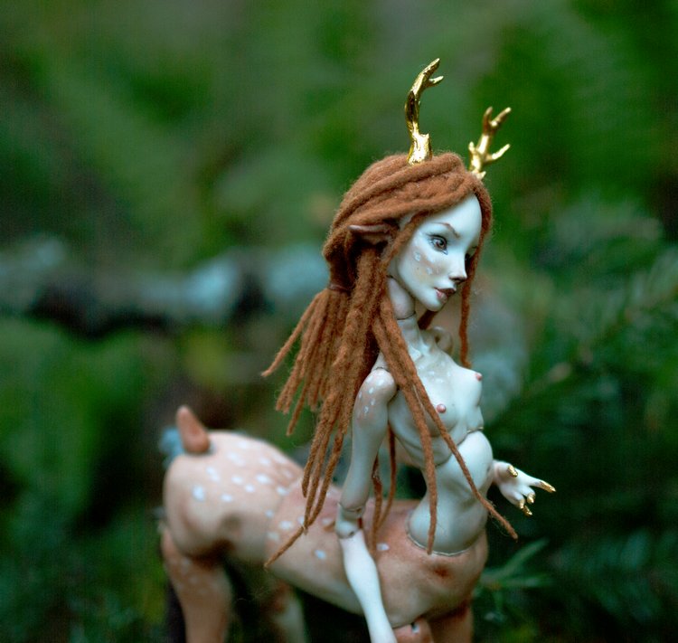 Фарфоровая шарнирная оленедевочка Торн