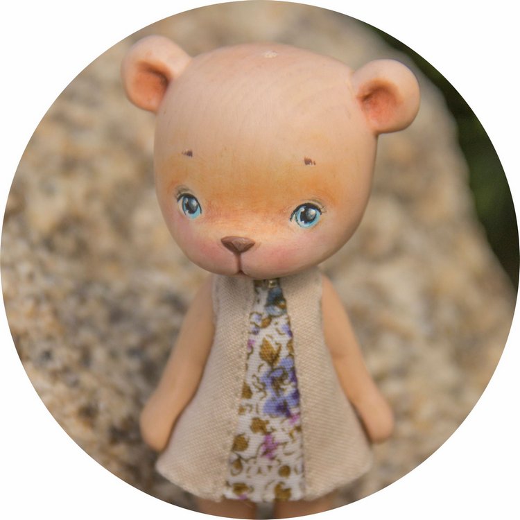 Мишка девочка с глазами из самого синего льда (вырезана из кедра, пахнет медом)