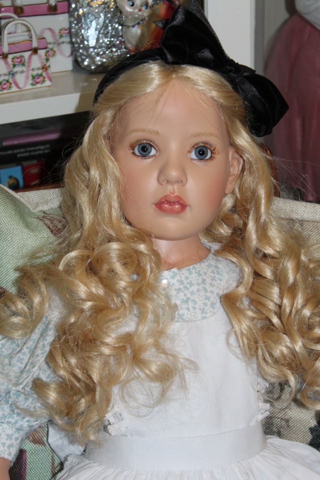 Алиса из Страны Чудес и ее кролик