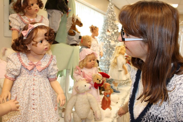 Рождественская встреча в магазине/клубе коллекционных кукол
