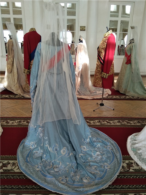 Выставка костюмов к фильму " Матильда"