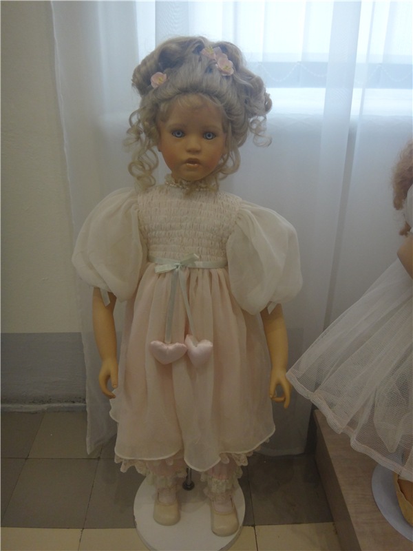 Выставка " Лабиринты кукольной жизни"