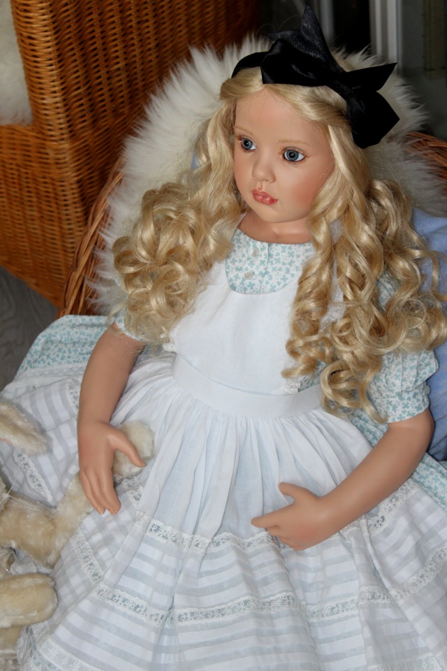 Алиса из Страны Чудес и ее кролик (фото 4)