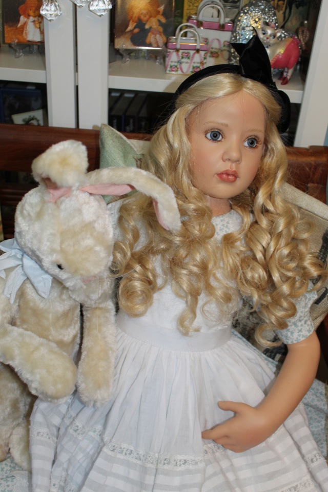 Алиса из Страны Чудес и ее кролик