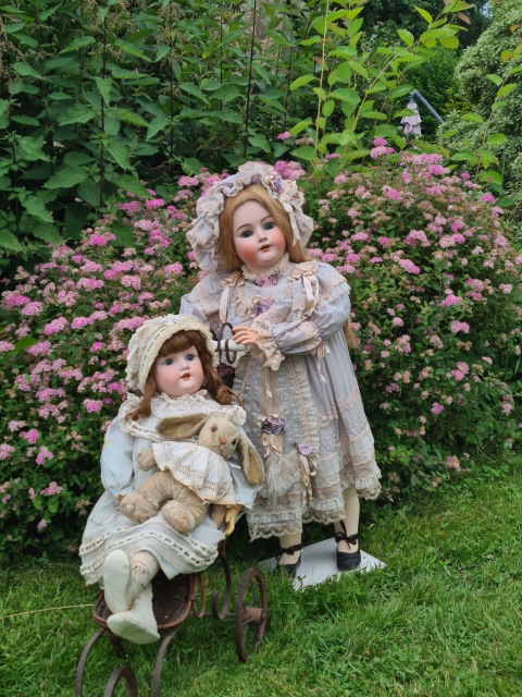 Приглашаем всех на прогулку двух сестричек