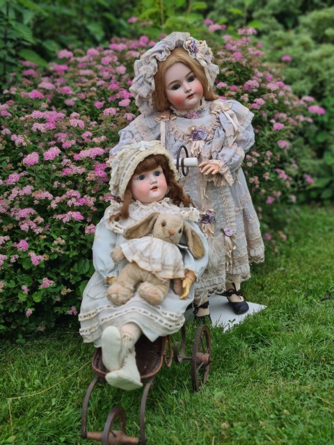 Приглашаем всех на прогулку двух сестричек