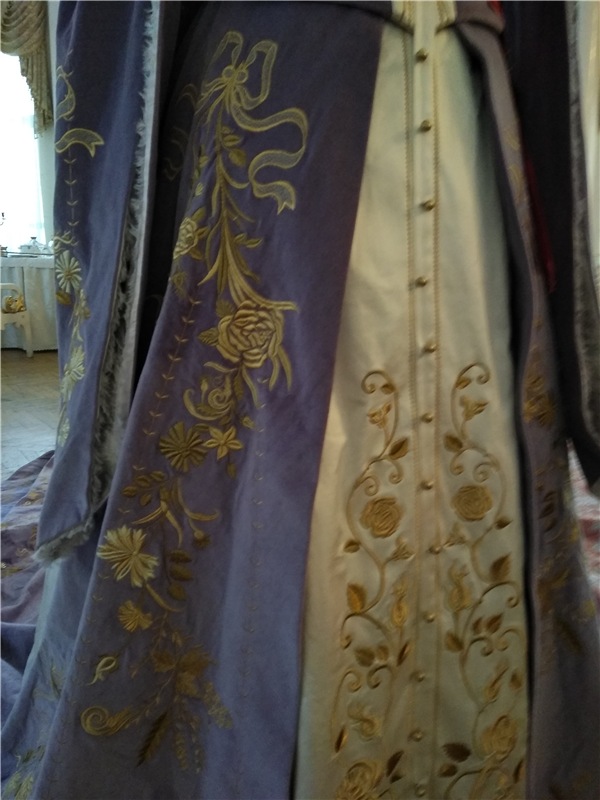 Выставка костюмов к фильму " Матильда"