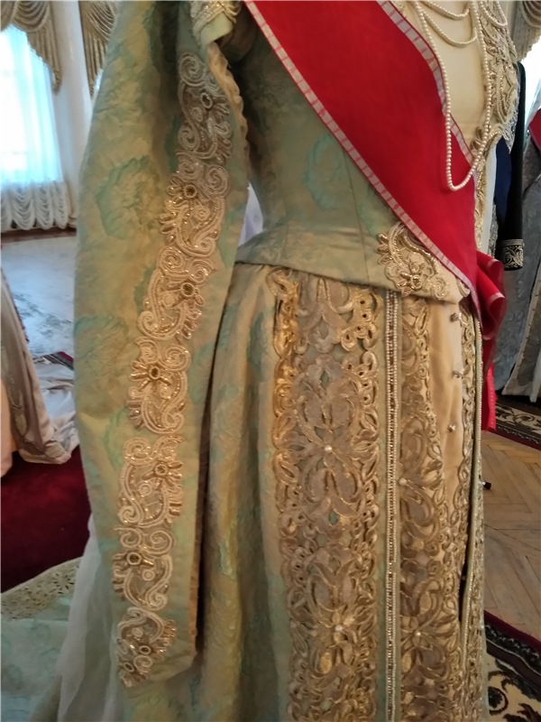 Выставка костюмов к фильму " Матильда"