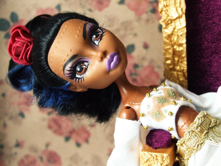 У ног царицы Розы — Мебель для кукол и домиков: фото