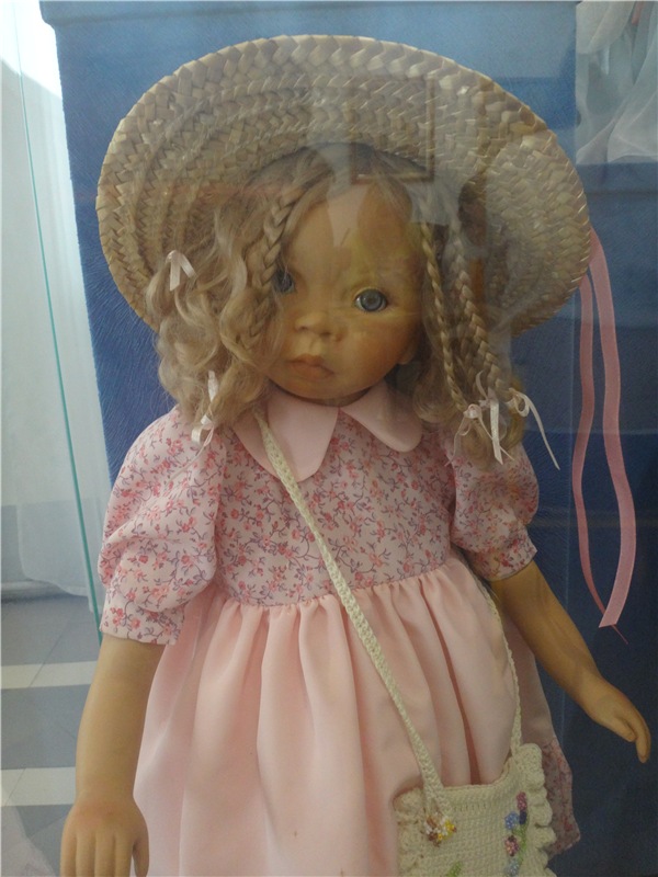 Выставка " Лабиринты кукольной жизни"