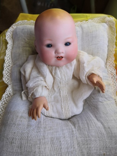 Антикварные младенцы. "Младенец на подушке"