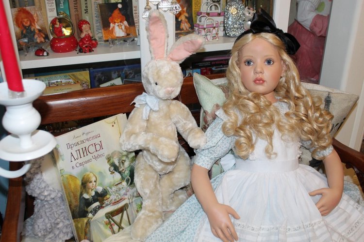 Алиса из Страны Чудес и ее кролик