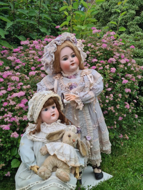 Приглашаем всех на прогулку двух сестричек