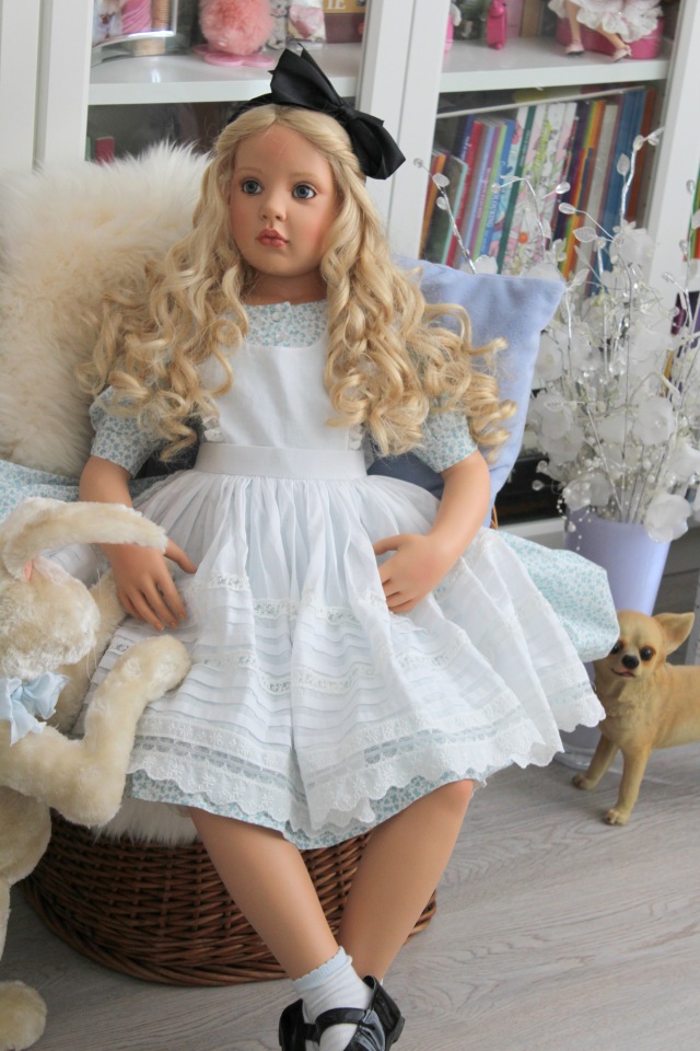 Алиса из Страны Чудес и ее кролик (фото 5)