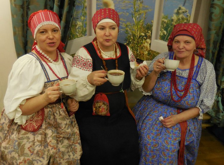 "Девки, жонки и кукольные наряжонки"