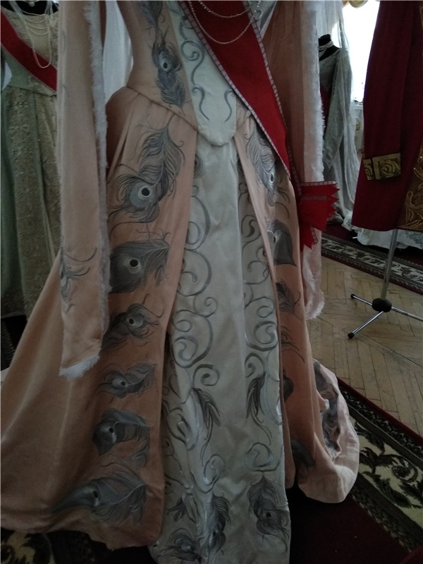 Выставка костюмов к фильму " Матильда"