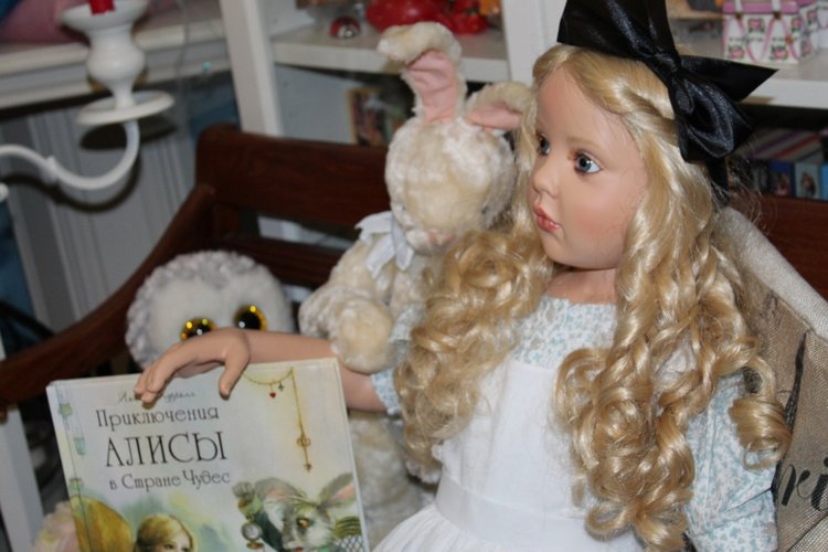 Алиса из Страны Чудес и ее кролик