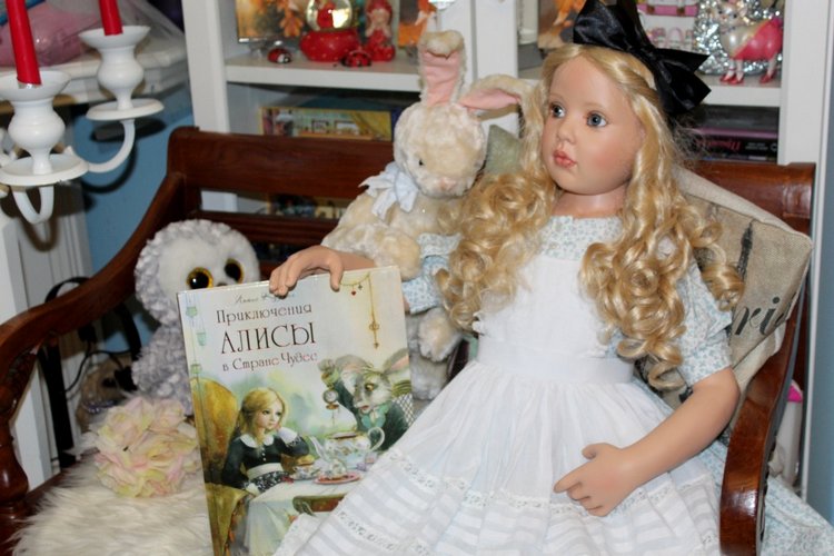 Алиса из Страны Чудес и ее кролик