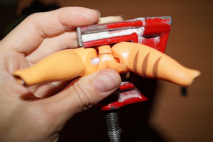 Замена сломанной ноги кукле Monster High