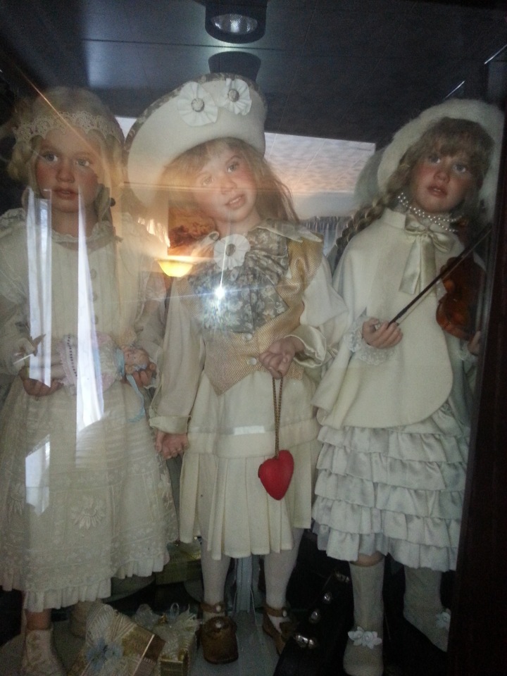 История о том, как я поставила кукол в витрину. Проект "За стеклом"