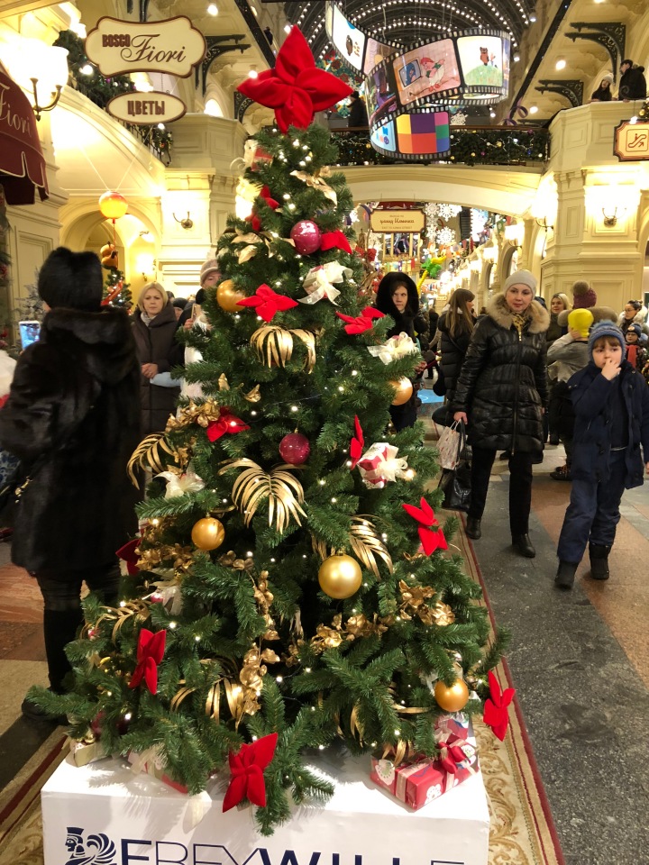 Москва предновогодняя... выставка новогодних елок в ГУМе - очень красиво