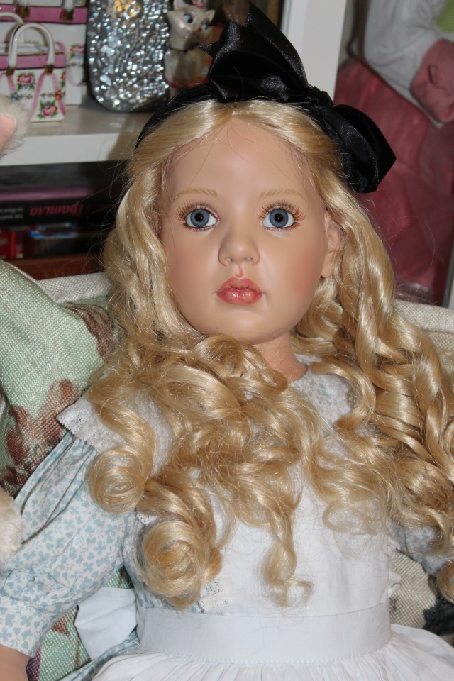 Алиса из Страны Чудес и ее кролик