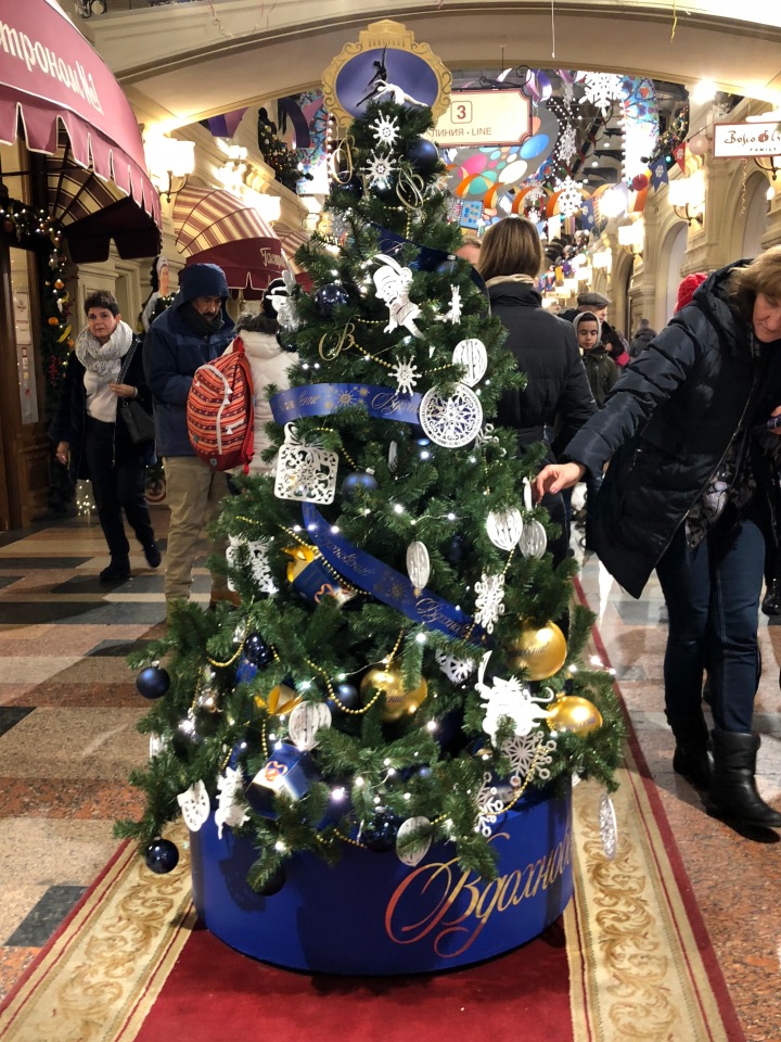 Москва предновогодняя... выставка новогодних елок в ГУМе - очень красиво