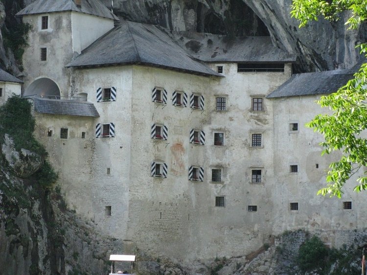 Незабываемая экскурсия по Словении: Постойная Яма и Предъямский замок