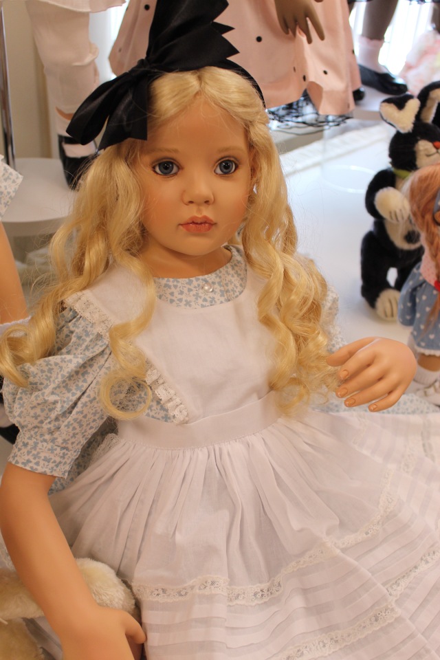 Встреча коллекционеров в магазине. Выбор кукол из новой коллекции Гюнзел. Часть первая - Алиса. ОПРОСНИК