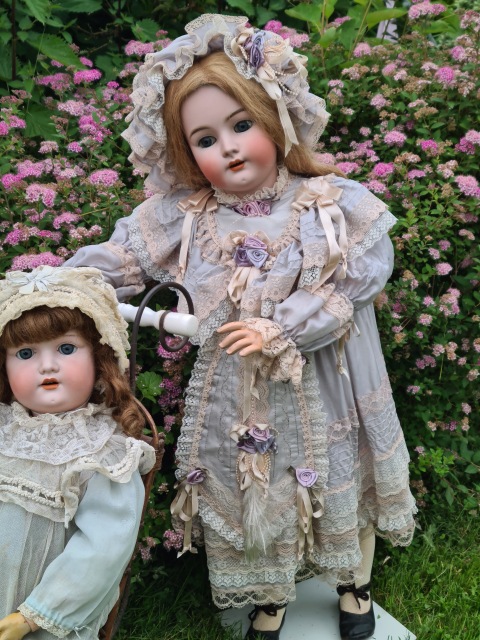 Приглашаем всех на прогулку двух сестричек