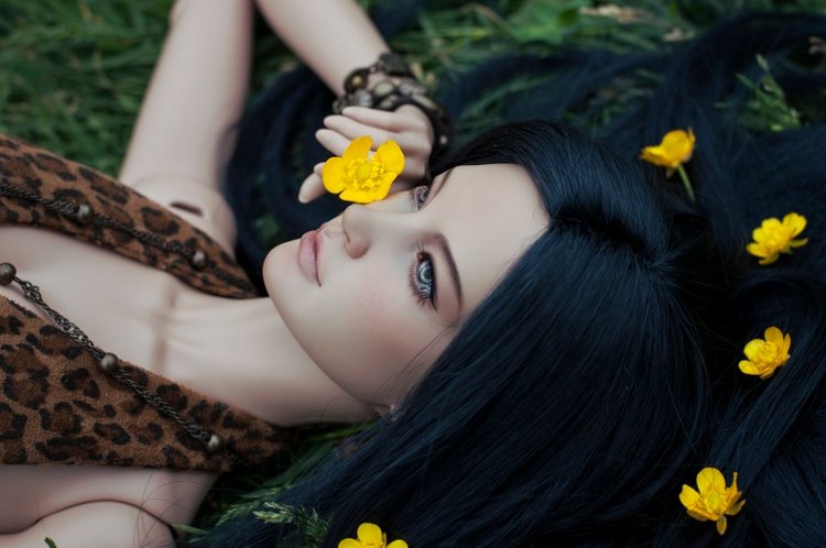 Лето, травка и "дикий" купальник