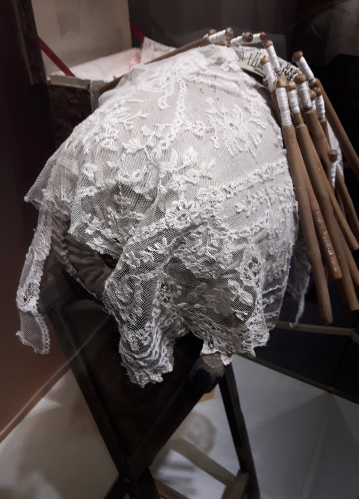 Выставка "Узоры свадьбы кружевной". Зал 1