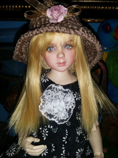 В поисках образа. Розочка примеряет парички. Опросник