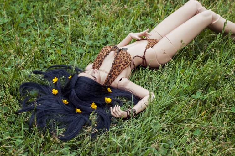 Лето, травка и "дикий" купальник