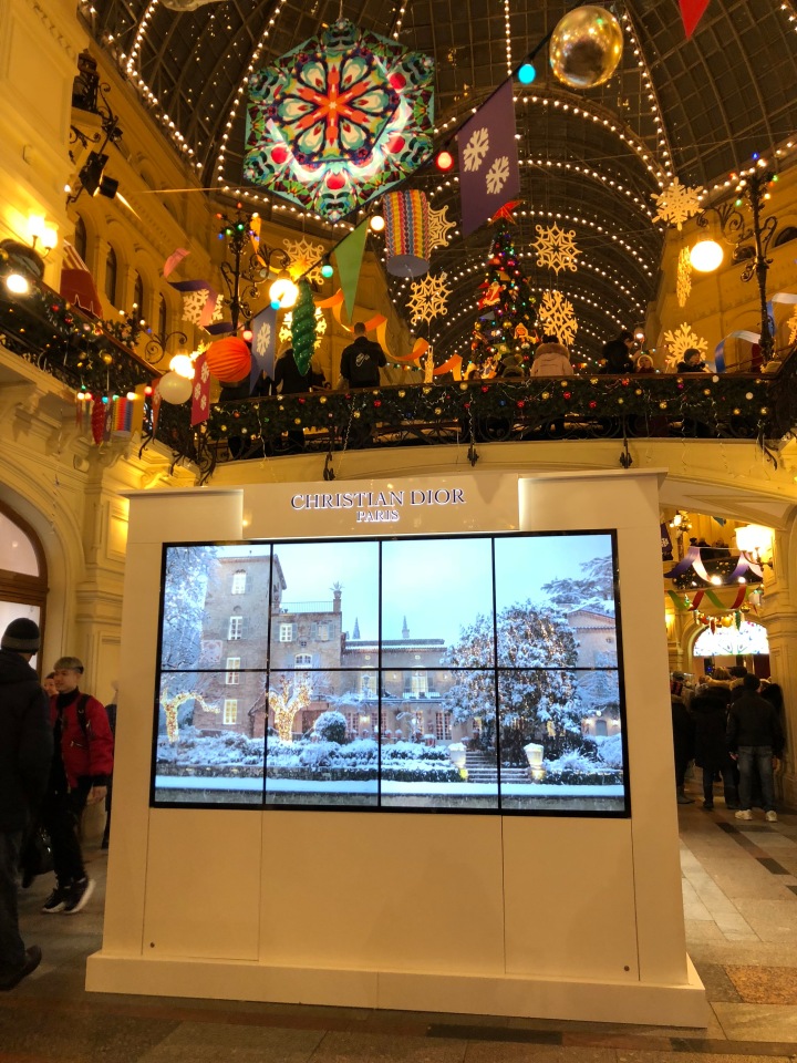 Москва предновогодняя... выставка новогодних елок в ГУМе - очень красиво