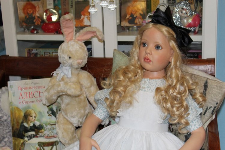 Алиса из Страны Чудес и ее кролик