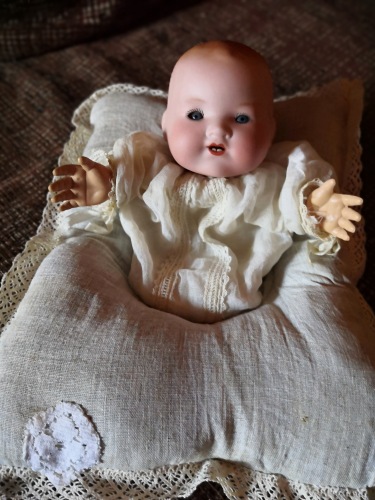 Антикварные младенцы. "Младенец на подушке" (фото 2)