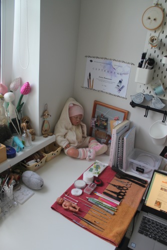 Моя мастерская — Хранение кукол и материалов: организация рабочего места (фото 9)