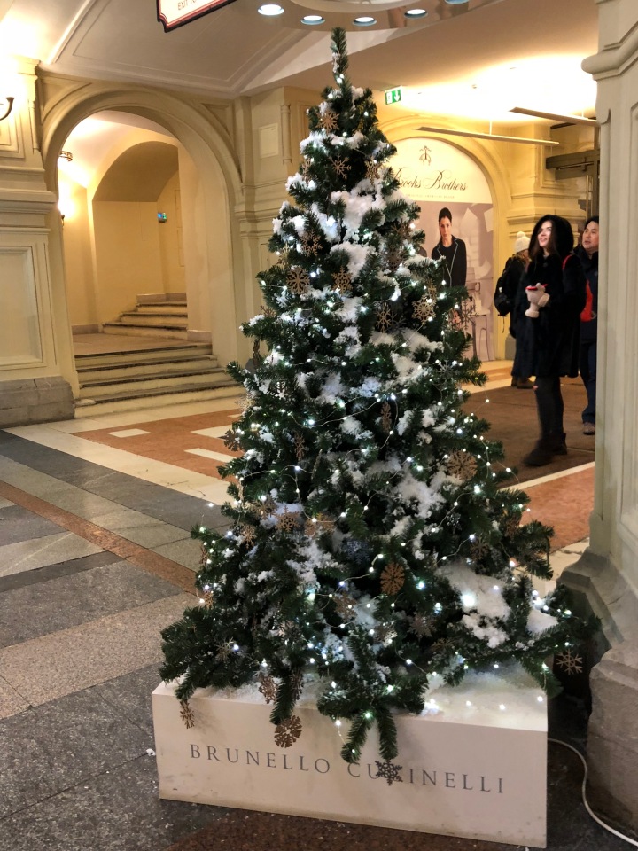 Москва предновогодняя... выставка новогодних елок в ГУМе - очень красиво