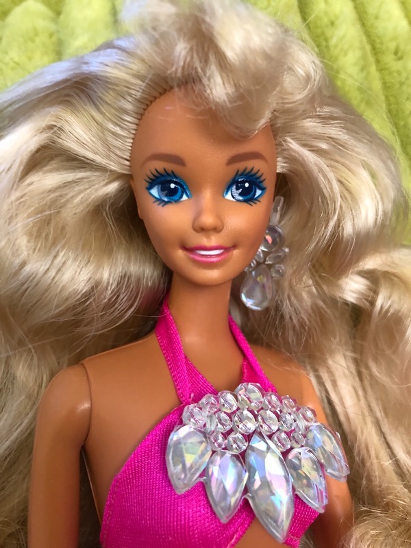 Капризная челка и волны волос