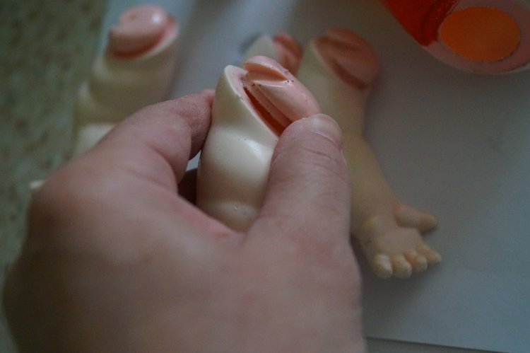 Вторая выписка октября. Машенька здорова. Кукла из лужи стала милашкой. Коровка замычала. Как поставить Лолочку на ножки,