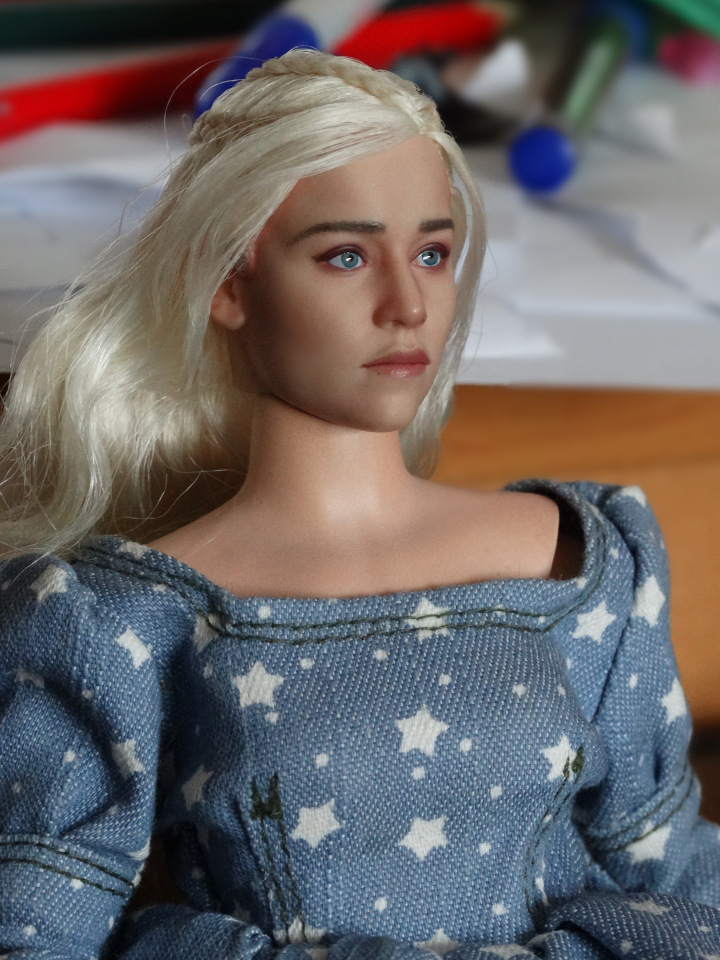 Совсем другой стиль для Дэни. Экшен-кукла Daenerys от ThreeZero