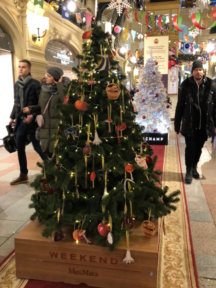 Москва предновогодняя... выставка новогодних елок в ГУМе - очень красиво