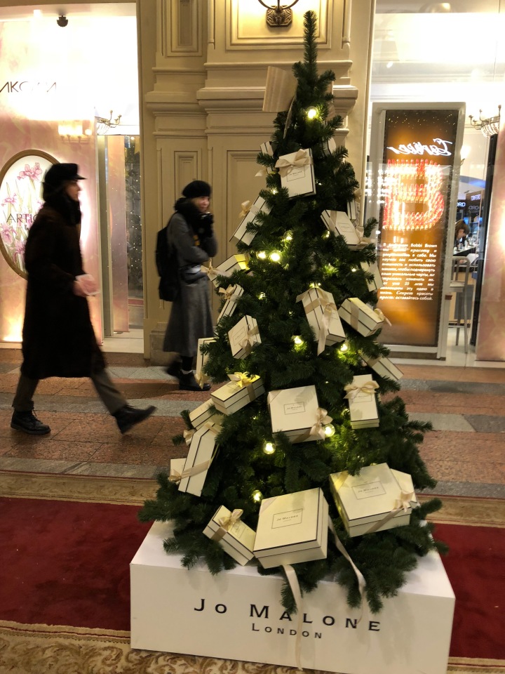Москва предновогодняя... выставка новогодних елок в ГУМе - очень красиво