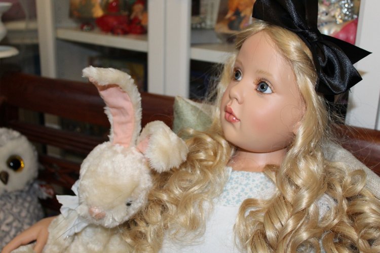 Алиса из Страны Чудес и ее кролик