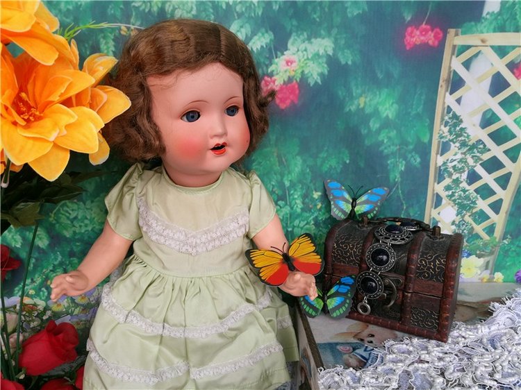 На лесной полянке чудо - на цветочках бантики. Это бабочки расселись, как цветные фантики